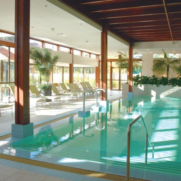 Embarquez pour un voyage originel et profitez de la piscine de relaxation avec ses jets d'eau, de la cabine de sel, de la douche à neige