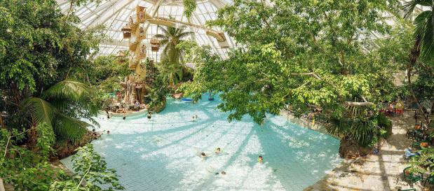 Zomers warm zwemmen tijdens de herfstvakantie