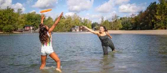 Uitgestrekte stranden of een glinsterend meer, geniet van een vakantie aan het water