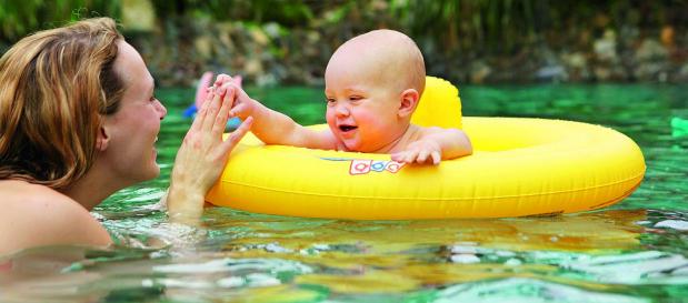 der erste urlaub mit baby babyschwimmen