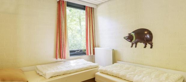 Schlafzimmer in rollstuhlgeeigneter Ferienunterkunft