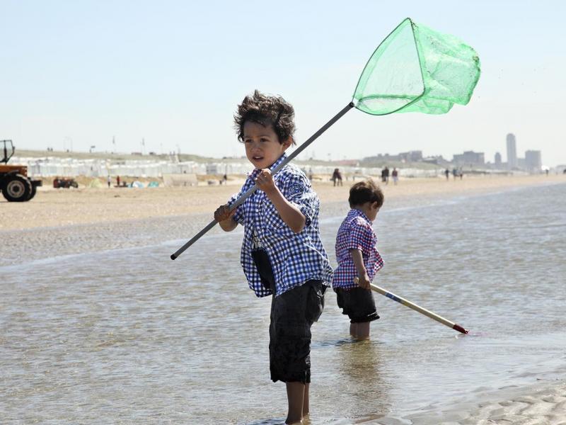kinderen strandvissen  Egmond aan Zee