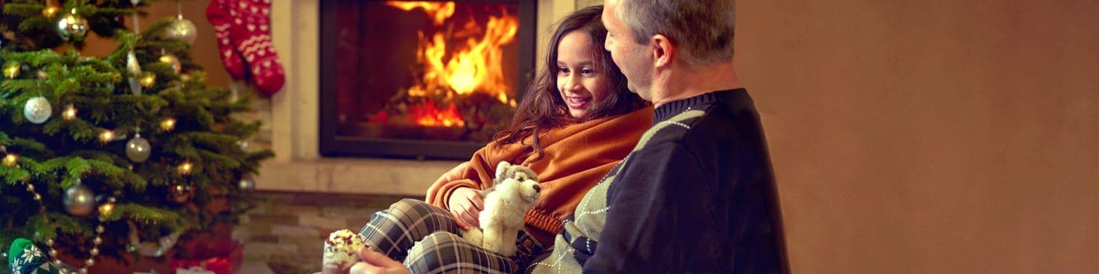 Opa und Kind vor dem Kamin