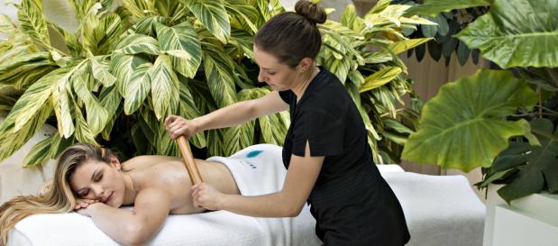 Een professionele massage in Deep Nature Spa